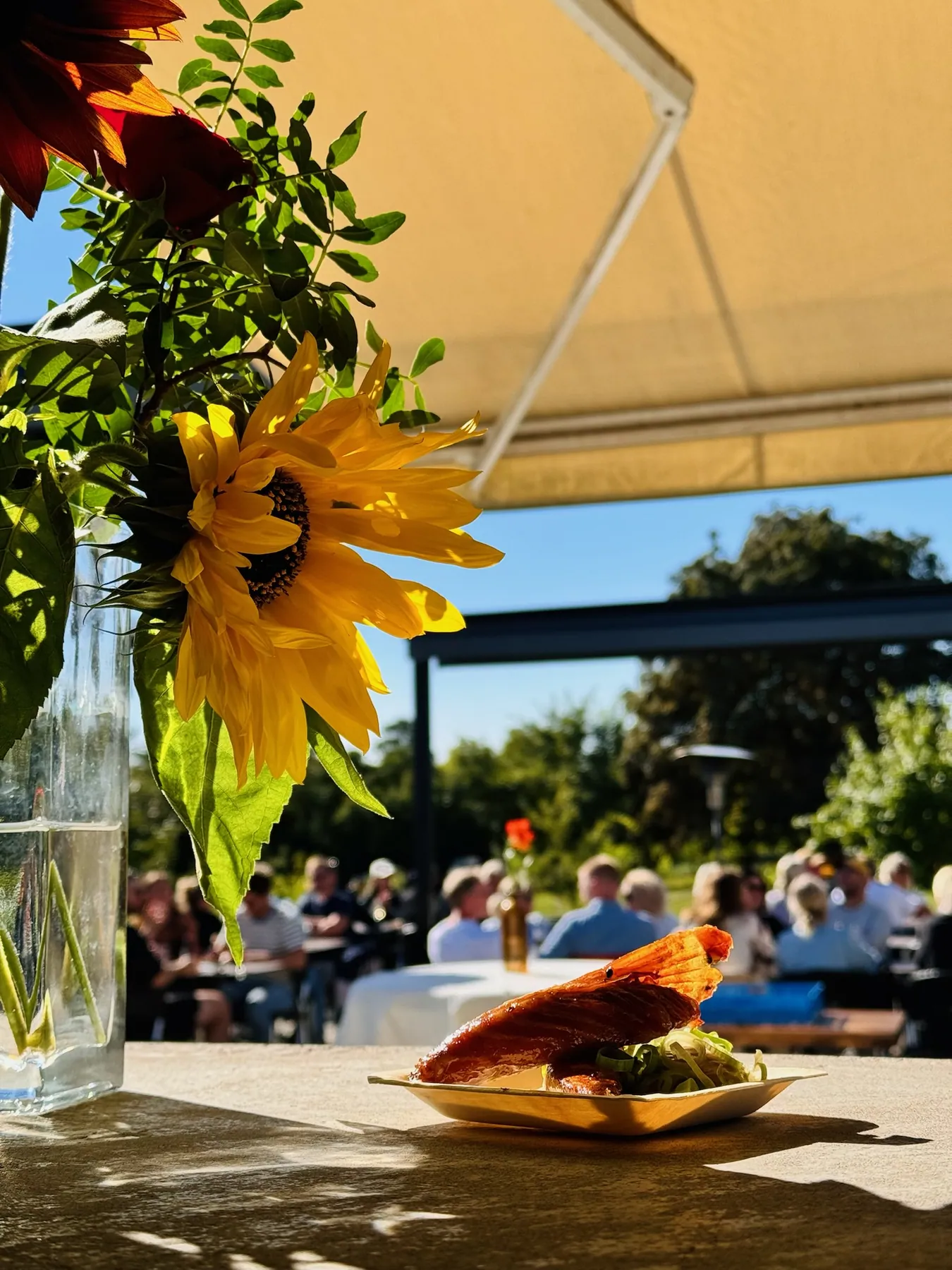 Gäster som sitter och äter på uteserveringen
